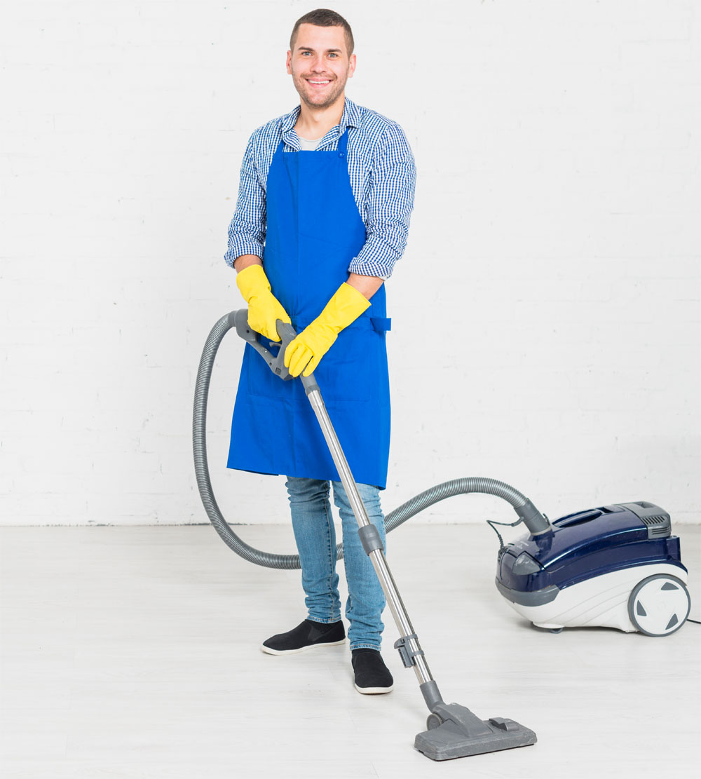 Reinigungskraft in Arbeitskleidung des Betriebs
